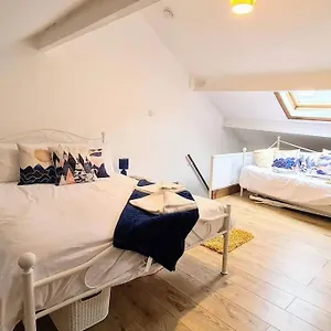 2-bedroom-victorian-canal-side-terrace-house.yorkshirehotels.net/
